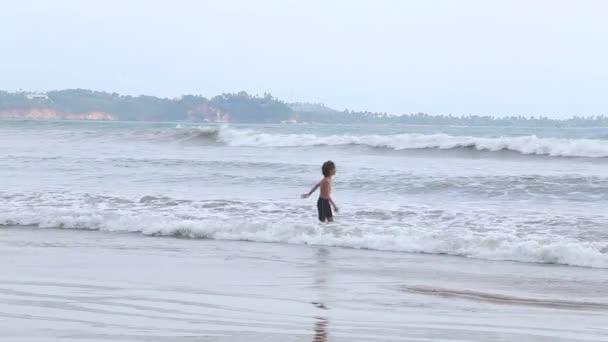 La vue sur l'océan à Weligama avec un enfant profitant des vagues — Video