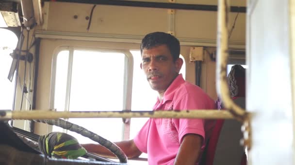 Motorista de ônibus local em um ônibus em Galle — Vídeo de Stock