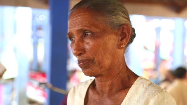 ヒッカドゥワのサンデー マーケットで高齢者の女性 — ストック動画