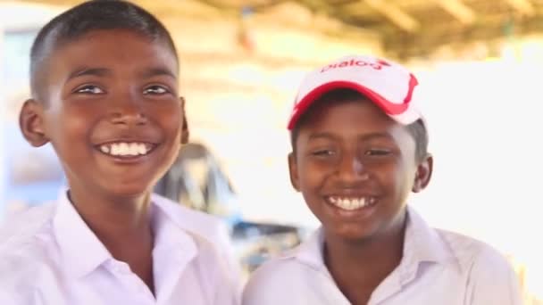 Школи хлопчиків відвідування Kosgoda черепаха інкубаторі — стокове відео