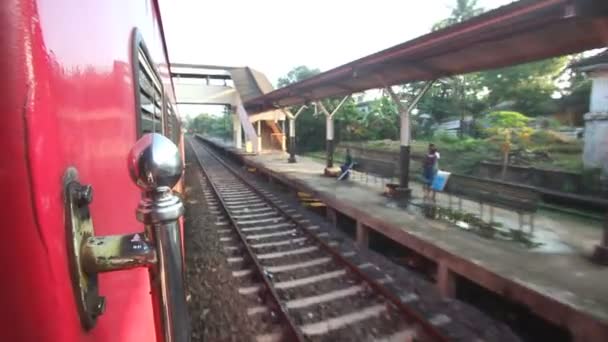 Colombo estación de tren de un tren que pasa — Vídeos de Stock