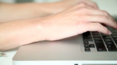 Dizüstü bilgisayarda yazan kadın klavyesi