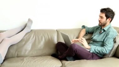 Çift konuşma ve kanepenin üstünde istimal bilgisayar