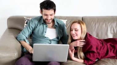 Sörf üstünde laptop oturma odasında çift