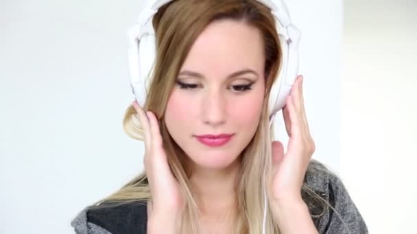 Жінка слухає музику з білими навушниками — стокове відео