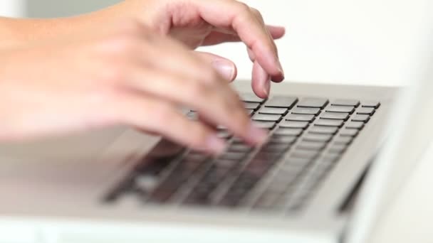 Mujer escribiendo en el teclado del ordenador portátil — Vídeos de Stock