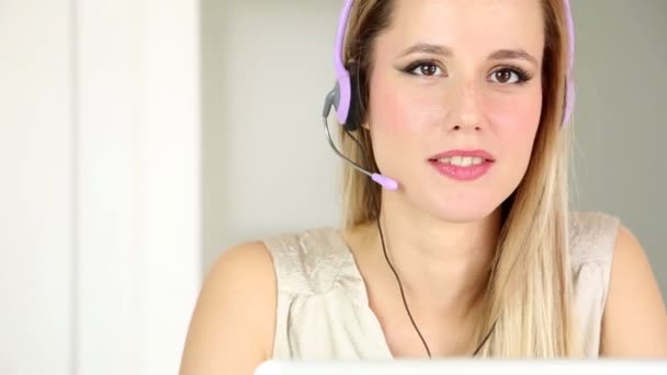 Mulher com fones de ouvido no computador conversando com o cliente — Vídeo de Stock