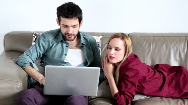 Couple surfant sur ordinateur portable dans le salon — Video