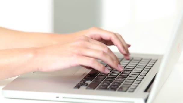 Mujer escribiendo en el teclado del ordenador portátil — Vídeos de Stock