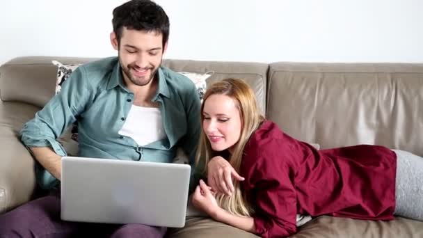 Casal de surf no laptop na sala de estar — Vídeo de Stock