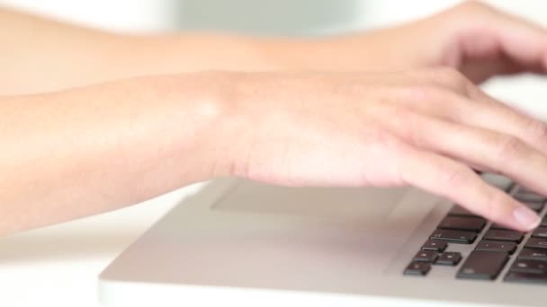 Mujer escribiendo en el teclado del ordenador portátil — Vídeos de Stock