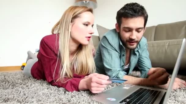 Partner használ laptop lány