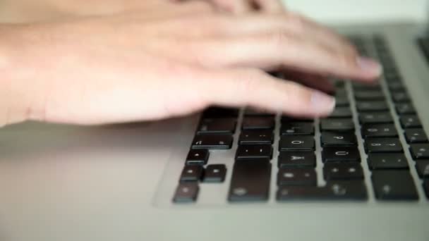 Mujer escribiendo en el teclado del ordenador portátil — Vídeos de Stock