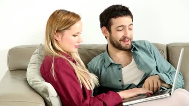 Пара дивиться на ноутбук вдома — стокове відео