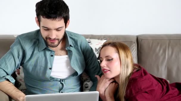Ζευγάρι σερφ σε φορητό υπολογιστή στο σαλόνι — Αρχείο Βίντεο