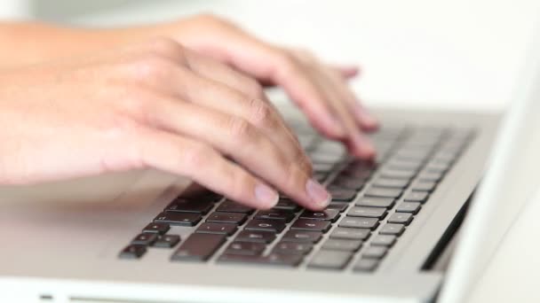 ラップトップのキーボードで入力する女性は — ストック動画