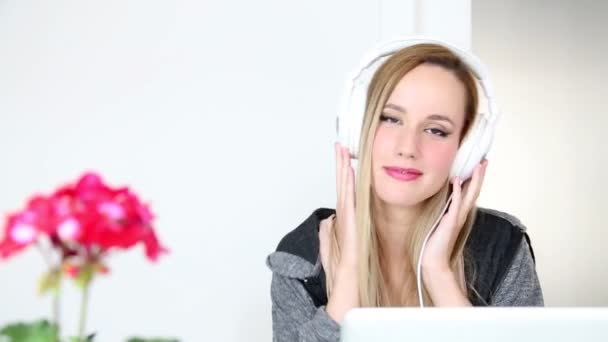 Kobieta, słuchając muzyki z białymi słuchawkami — Wideo stockowe
