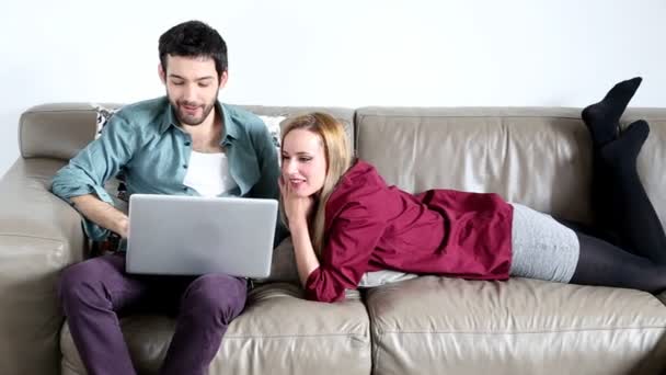 Casal de surf no laptop na sala de estar — Vídeo de Stock