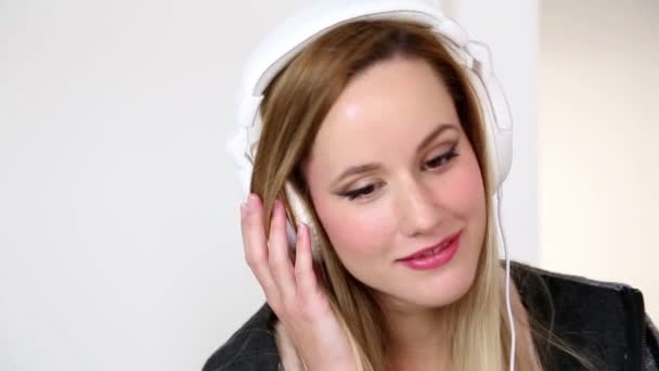 Жінка слухає музику на ноутбуці — стокове відео