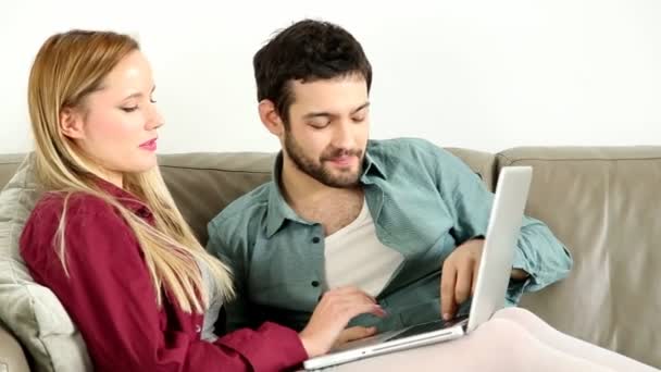 Casal olhando para laptop em casa — Vídeo de Stock