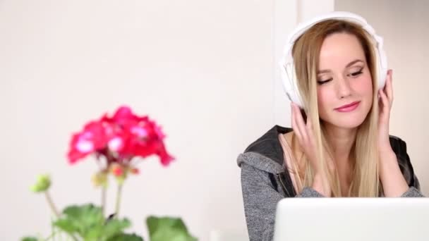 Vrouw luisteren naar muziek op laptop — Stockvideo