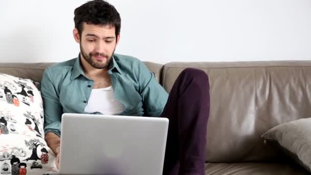 Homem usando laptop na sala de estar — Vídeo de Stock