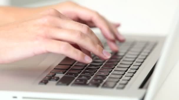 Mujer escribiendo en el teclado del ordenador portátil — Vídeos de Stock