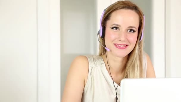 Mujer con auriculares en el ordenador hablando con el cliente — Vídeo de stock