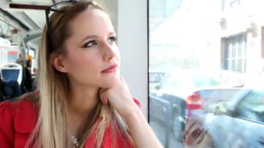 Tramvayda sürme ve pencereden dışarı bakıp kadın