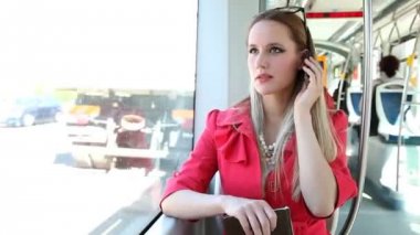 Kadın tramvay cep telefonunda söz