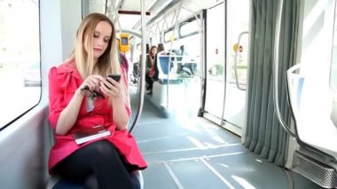 Cep telefonunda yazarak tramvay kadında
