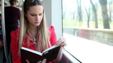 Oturma ve Tramvayda okuma kadın