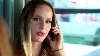 Kadın telefonda konuşurken tramvay