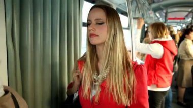 Tramvayda duran kadın