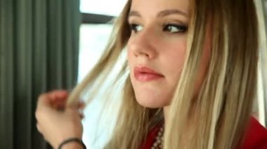 Tramvayda duran kadın