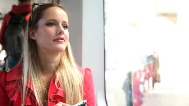 Tramvayda cep telefonu kullanan kadın