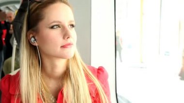 Kadın tramvay müzik dinlemek