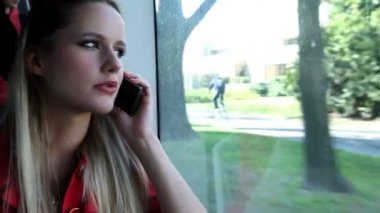 Kadın tramvay cep telefonunda söz