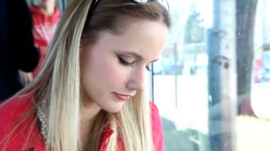 Cep telefonunda yazarak tramvay kadında