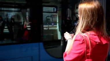 Sarışın kız sokakta ayakta