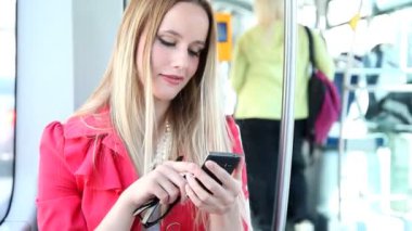 Tramvayda cep telefonu kullanan kadın