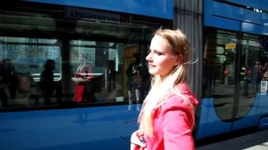 Kız sokak bekleyen tramvay