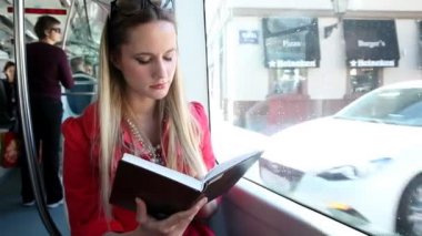 Kadın tramvay içinde kitap okumak