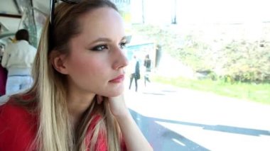 Tramvayda sürme ve pencereden dışarı bakıp kadın