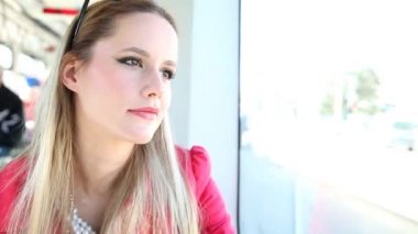 Tramvayda sürme ve pencereden dışarı bakıp kadın