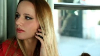 Kadın telefonda konuşurken tramvay