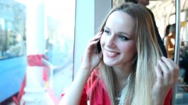 Tramvayda oturan ve Evet güzel sarışın kadın