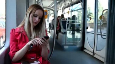 Tramvayda cep telefonu kullanan kadın