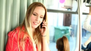 Kadın telefonda konuşurken tramvay