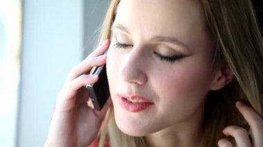 Tramvayda oturan ve Evet güzel sarışın kadın